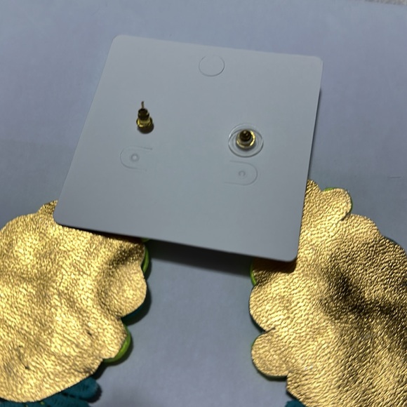 Flirty, Fun, and Fabulous: The Must-Have Earrings to Spice Up Your Look - Picture 2 of 2